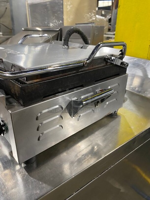Waring Commercial Countertop Panini/Sandwich Supremo Grill! All Stainless Steel! Press With Ribbed Surface! Model: WPG250 120V - Image 3 of 9