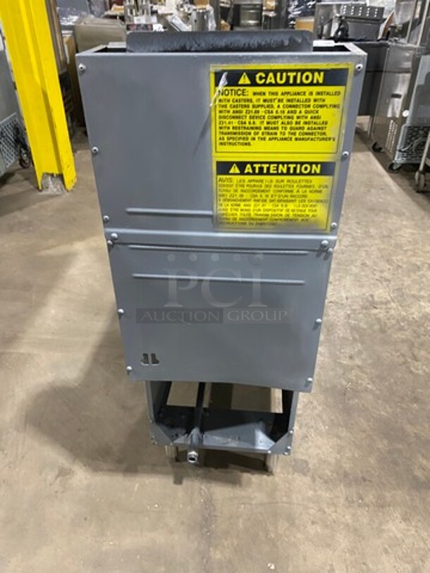 Sierra Commercial Natural Gas Powered Deep Fat Fryer! With Backsplash! All Stainless Steel! On Legs! Model: SRE3540NG SN: 200101702 - Image 3 of 8