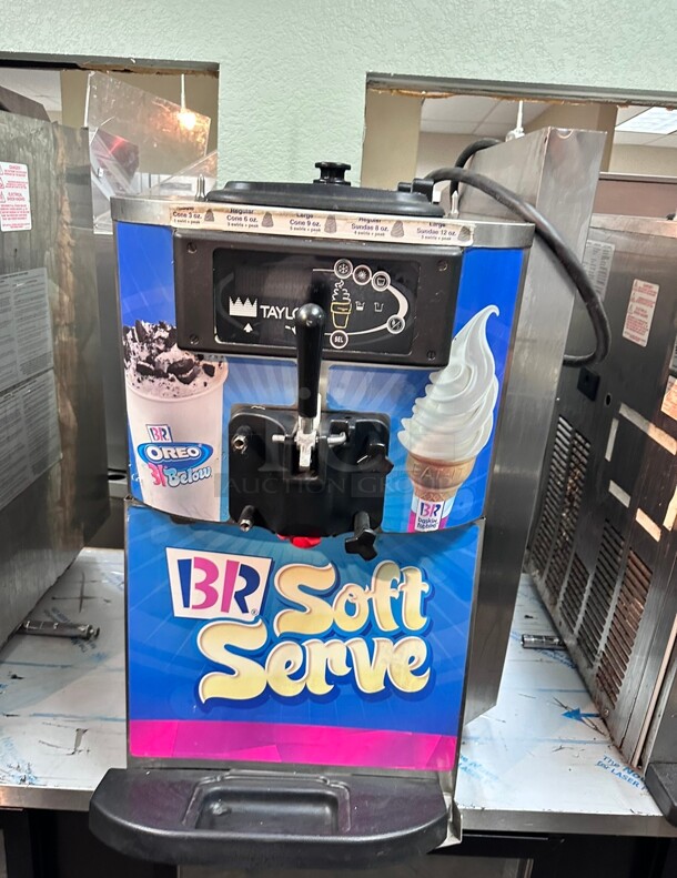 Late Model TAYLOR C709-27 1 phase air Cooled Soft Serve Frozen Yogurt  cream machine Working - Image 4 of 4
