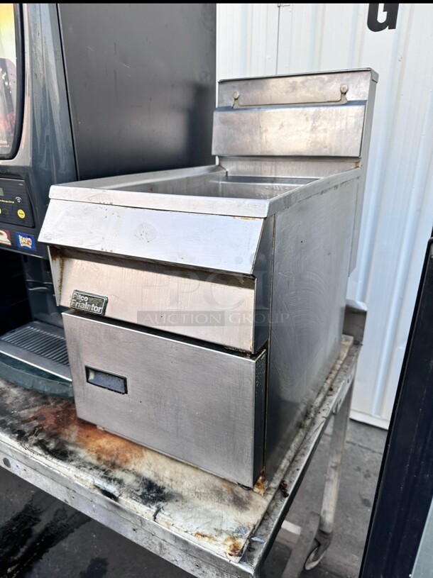 Working Pitco SGC-S Countertop Gas Fryer - (1) 35 lb Vat, Natural Gas  - Image 1 of 6