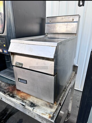 Working Pitco SGC-S Countertop Gas Fryer - (1) 35 lb Vat, Natural Gas 