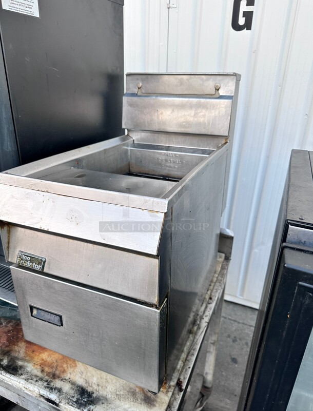 Working Pitco SGC-S Countertop Gas Fryer - (1) 35 lb Vat, Natural Gas  - Image 4 of 6