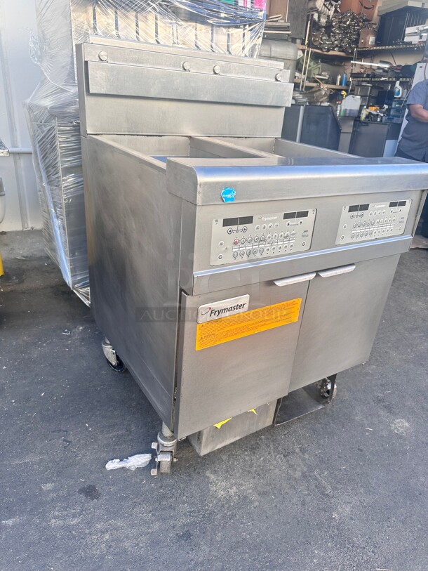 Late Model Frymaster FPGL230CA Gas Fryer - (2) 30 lb Vats, Floor Model, With Filtration System Working - Image 4 of 8