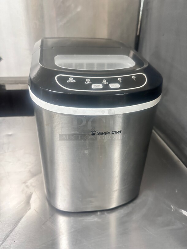 Magic Chef 27 lbs. Portable Countertop Ice Maker in Stainless Steel 115 Volt - Image 2 of 5