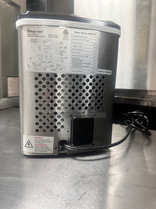 Magic Chef 27 lbs. Portable Countertop Ice Maker in Stainless Steel 115 Volt - Image 3 of 5