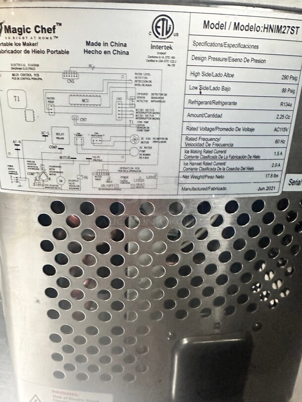 Magic Chef 27 lbs. Portable Countertop Ice Maker in Stainless Steel 115 Volt - Image 4 of 5