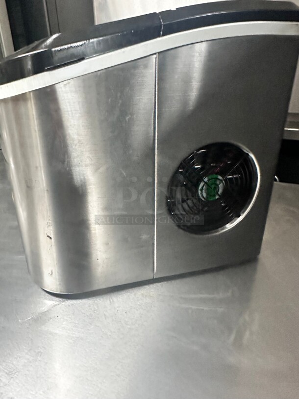 Magic Chef 27 lbs. Portable Countertop Ice Maker in Stainless Steel 115 Volt - Image 5 of 5