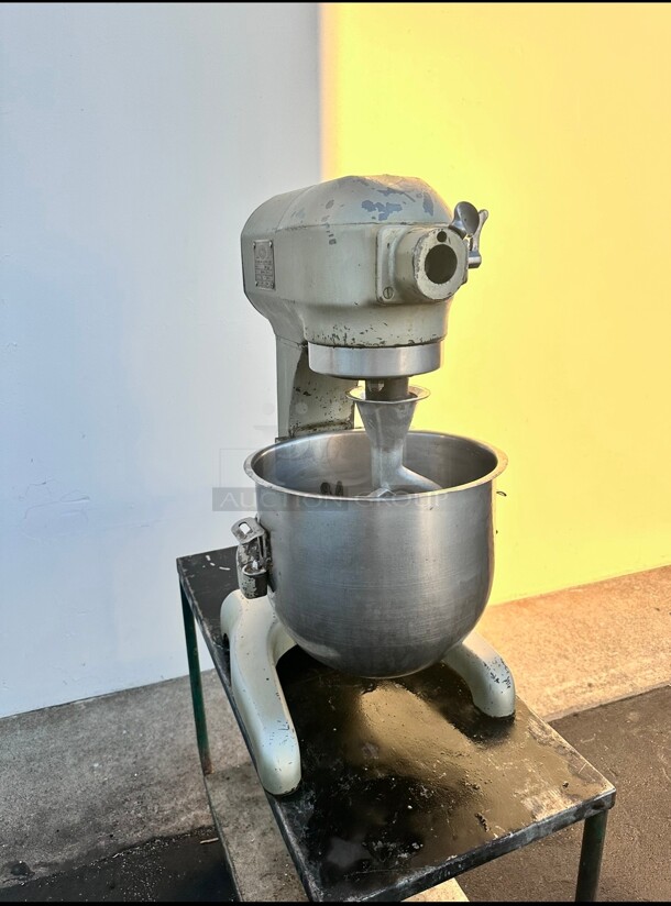 Hobart 20 Quart Mixer A200, Used Great Condition 115 Volt  - Image 1 of 5