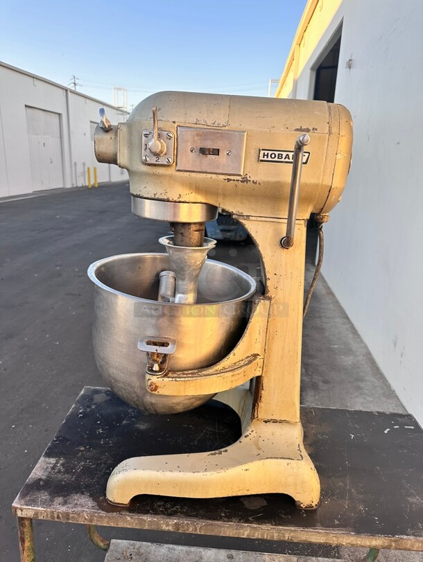 Hobart 20 Quart Mixer A200, Used Great Condition 115 Volt  - Image 2 of 5