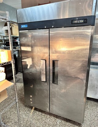 Turbo Air M3R47-2 51 inch Two Section Reach In Refrigerator, (2) Left/Right Hinge Solid Doors, 115v Working 