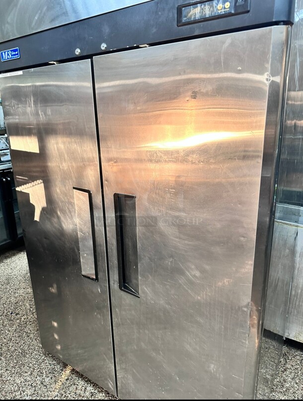 Turbo Air M3R47-2 51 inch Two Section Reach In Refrigerator, (2) Left/Right Hinge Solid Doors, 115v Working  - Image 4 of 7