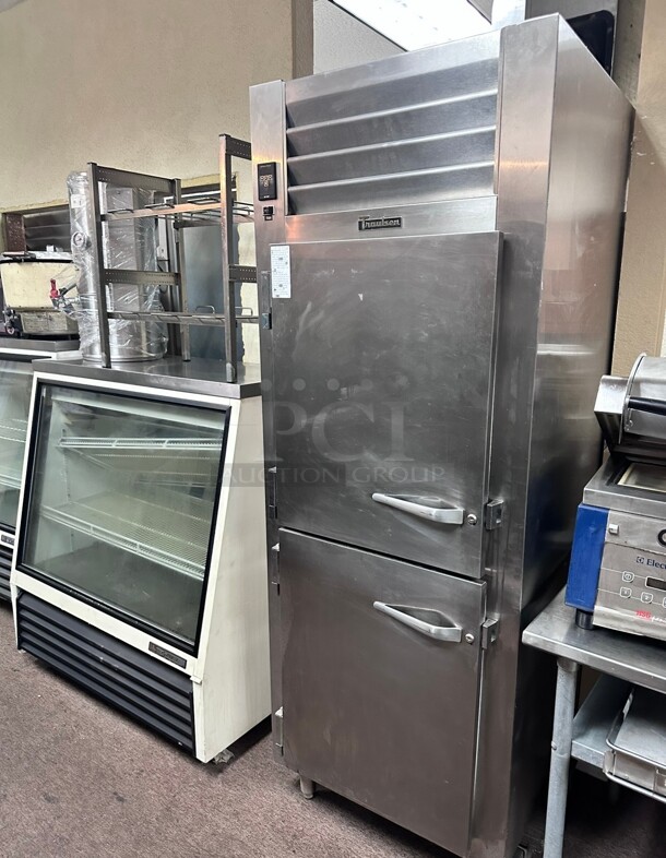 New Traulsen G14300 Holding Cabinet - Half Height Solid Door - 2 Sections 220 Volt 1 Phase Working - Image 2 of 8