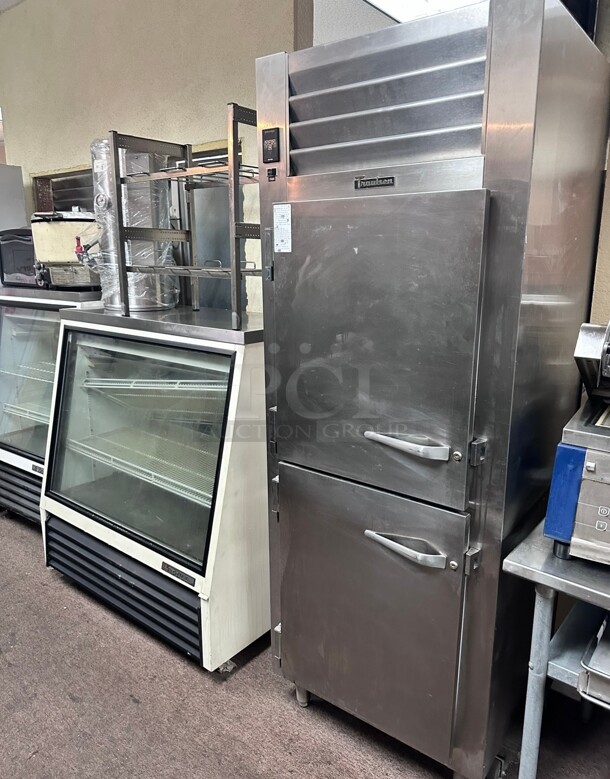 New Traulsen G14300 Holding Cabinet - Half Height Solid Door - 2 Sections 220 Volt 1 Phase Working - Image 6 of 8