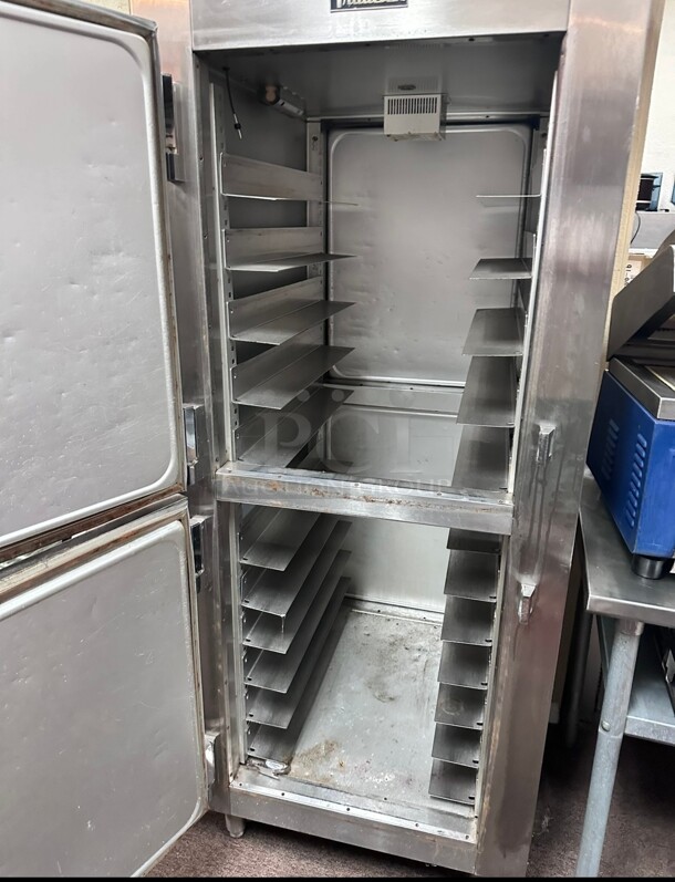 New Traulsen G14300 Holding Cabinet - Half Height Solid Door - 2 Sections 220 Volt 1 Phase Working - Image 8 of 8