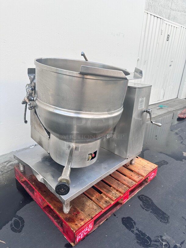 Working Groen DHT/40 40 gal Steam Kettle - Manual Tilt, 2/3 Jacket, Natural Gas Rare Find On Pallet and Ready Ship  - Image 3 of 6