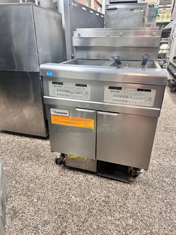 Late Model Frymaster FPGL230CA  Gas Fryer Battery w/ Built-in Filtration
(2) 30 lb capacity Working - Image 2 of 7