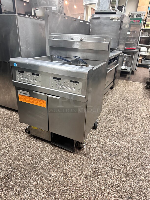 Late Model Frymaster FPGL230CA  Gas Fryer Battery w/ Built-in Filtration
(2) 30 lb capacity Working - Image 3 of 7