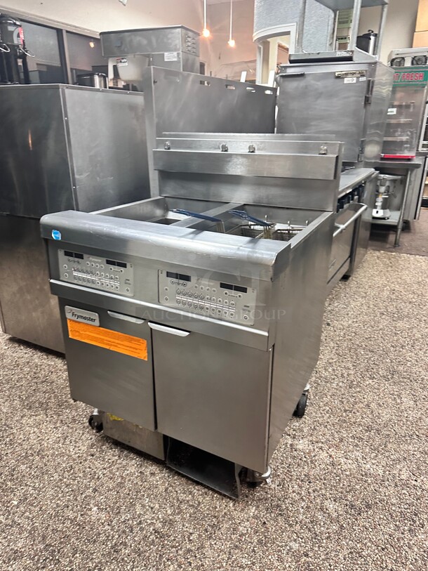 Late Model Frymaster FPGL230CA  Gas Fryer Battery w/ Built-in Filtration
(2) 30 lb capacity Working - Image 5 of 7
