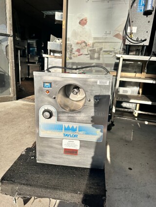 Working Taylor Model: 103-12 Batch Ice Cream / Sorbet / Gelato Freezer Machine, 115v, 3Qt "Missing Parts" 