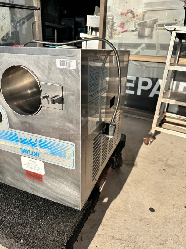Working Taylor Model: 103-12 Batch Ice Cream / Sorbet / Gelato Freezer Machine, 115v, 3Qt "Missing Parts"  - Image 2 of 9