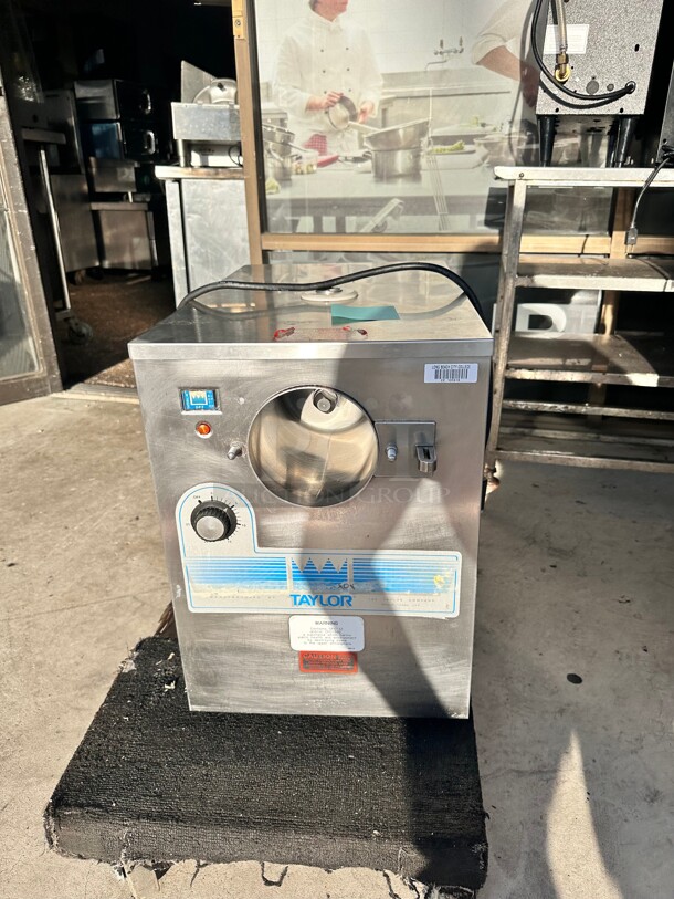 Working Taylor Model: 103-12 Batch Ice Cream / Sorbet / Gelato Freezer Machine, 115v, 3Qt "Missing Parts"  - Image 4 of 9