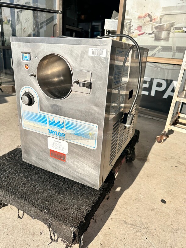 Working Taylor Model: 103-12 Batch Ice Cream / Sorbet / Gelato Freezer Machine, 115v, 3Qt "Missing Parts"  - Image 7 of 9