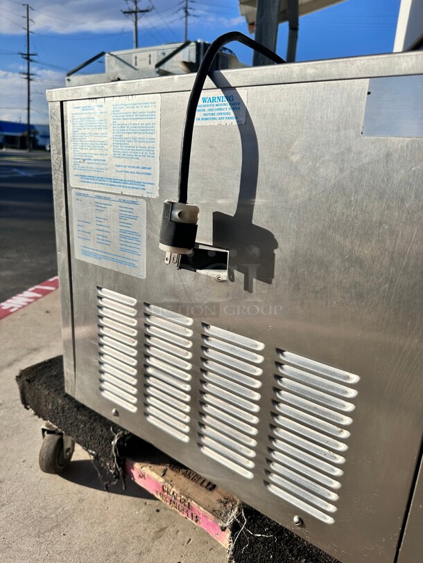 Working Taylor Model: 103-12 Batch Ice Cream / Sorbet / Gelato Freezer Machine, 115v, 3Qt "Missing Parts"  - Image 8 of 9