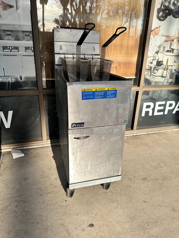 Late Model Pitco 35C+S Fryer, gas, floor model, 35-40 lb. oil capacity, stainless steel tank, door Working - Image 4 of 8
