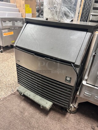 Manitowoc Ice Q270 30 inch W Half Cube NEO Undercounter Ice Machine - 270 lbs/day, Air Cooled 115 Volt Working