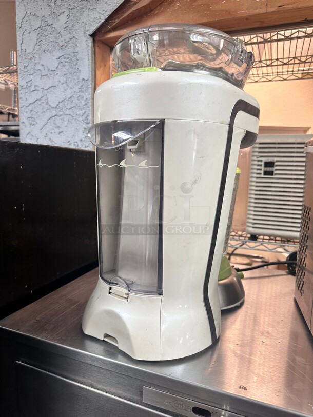 Clean Margaritaville Key West Frozen Concoction Maker with Easy Pour Jar and XL Ice Reservoir, Green 115 Volt Working - Image 8 of 9