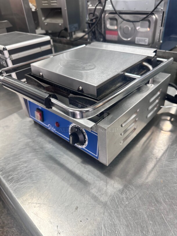 Late Model Globe GPG10 10x9.5 Single Bistro Panini Grill With Grooved Plates 115 Volt Working - Image 1 of 8