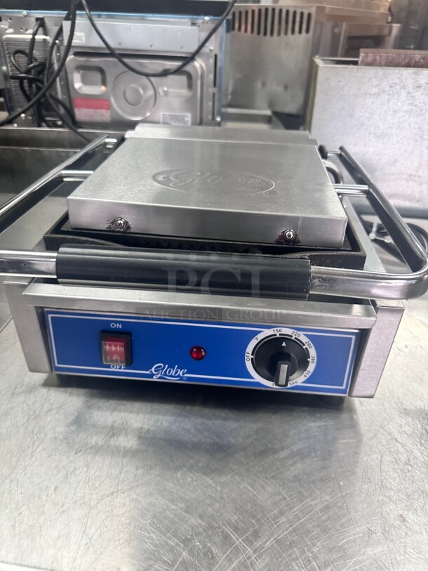 Late Model Globe GPG10 10x9.5 Single Bistro Panini Grill With Grooved Plates 115 Volt Working - Image 2 of 8