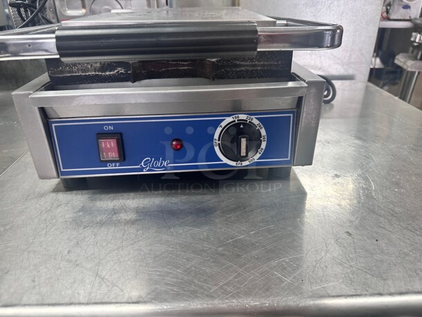Late Model Globe GPG10 10x9.5 Single Bistro Panini Grill With Grooved Plates 115 Volt Working - Image 3 of 8