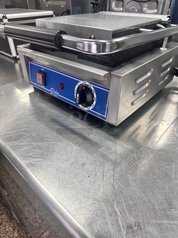 Late Model Globe GPG10 10x9.5 Single Bistro Panini Grill With Grooved Plates 115 Volt Working - Image 4 of 8
