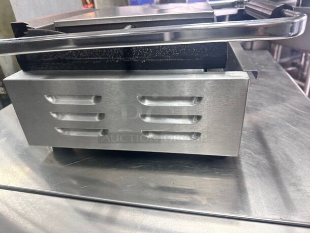 Late Model Globe GPG10 10x9.5 Single Bistro Panini Grill With Grooved Plates 115 Volt Working - Image 5 of 8