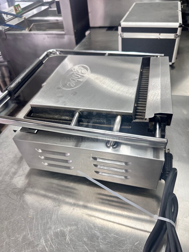 Late Model Globe GPG10 10x9.5 Single Bistro Panini Grill With Grooved Plates 115 Volt Working - Image 7 of 8