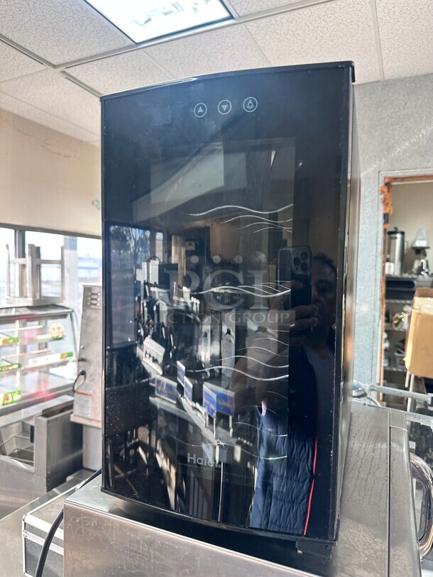 Haier 8-Bottle Capacity Wine Cellar 115 Volt Working
12x21x17 - Image 1 of 6