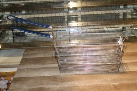 LIKE NEW! 2 Fry Baskets. 2x Your Bid