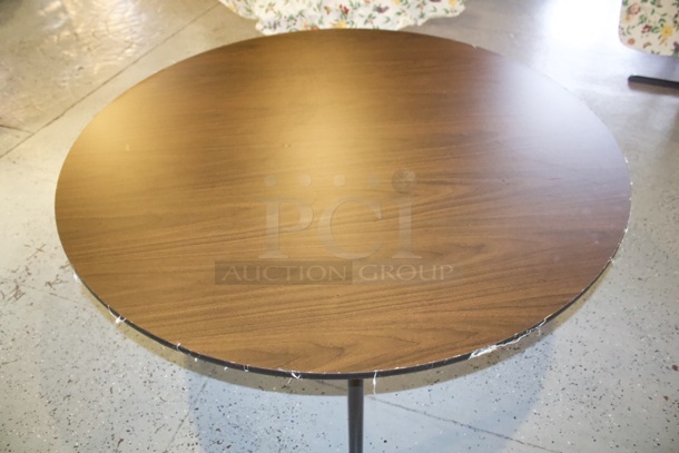Round 5ft Dining Table With 4 Legs. 60x29 - Image 2 of 4