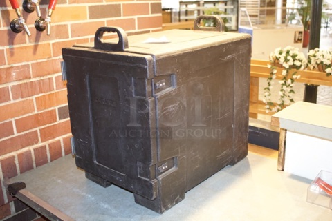 Carlisle Cateraide™ Black Front Loading Insulated Food Pan Carrier - 5 Full-Size Pans Max Capacity. Latches need to be replaced. 