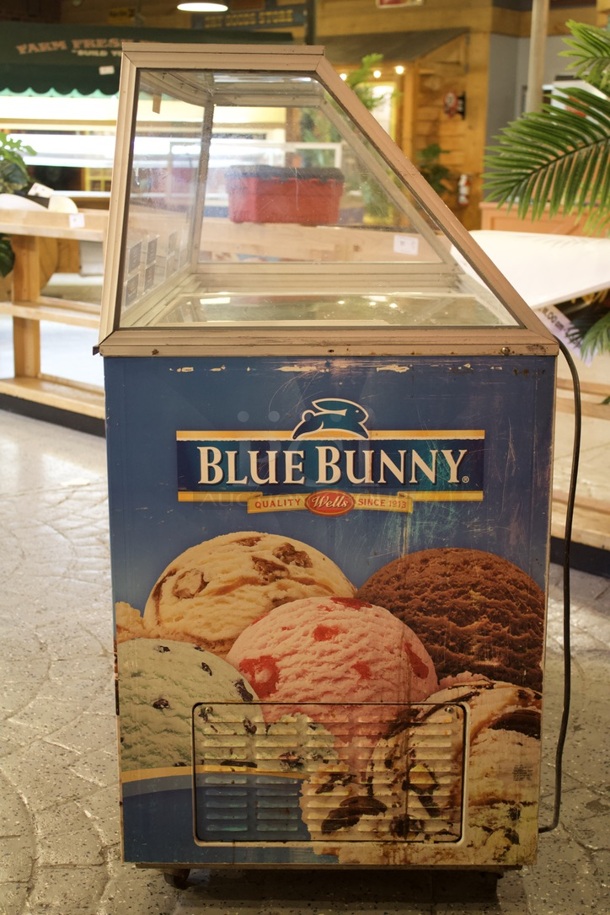 Stajac Industries W-EDC-8 8 Hole Ice Cream Dipping Cabinet With Curved Glass. On Commercial Casters. In Working Order. 48x25x50 - Image 3 of 4
