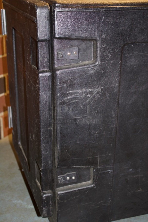 Carlisle Cateraide™ Black Front Loading Insulated Food Pan Carrier - 5 Full-Size Pans Max Capacity. Latches need to be replaced.  - Image 7 of 8