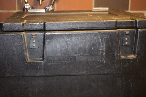 Carlisle Cateraide™ Black Front Loading Insulated Food Pan Carrier - 5 Full-Size Pans Max Capacity. Latches need to be replaced.  - Image 6 of 8