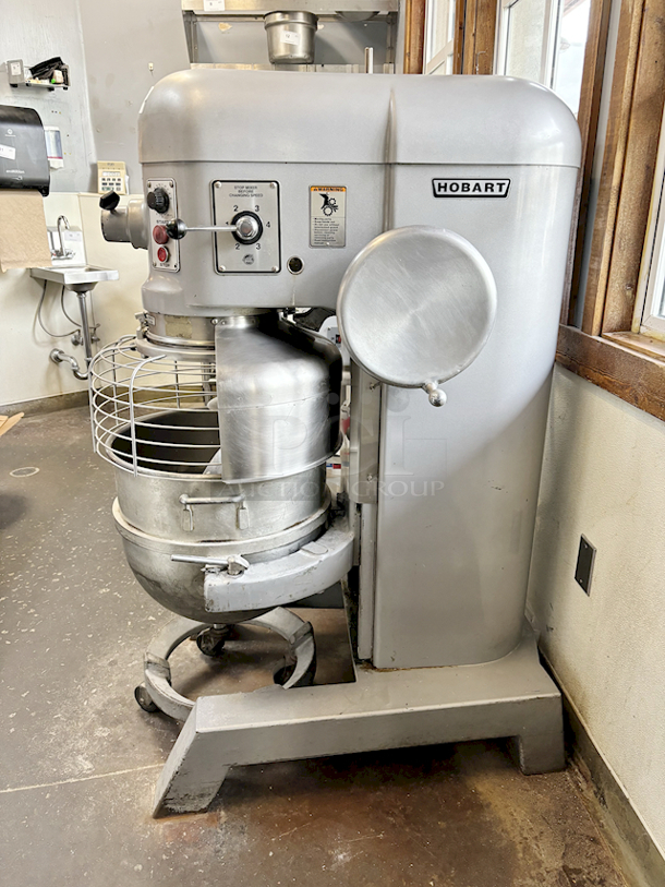 Hobart H600T 60 Qt. 4 Speed Planetary Floor Mixer. Tested. In Proper Working Order! Equipped With: Gear-Driven Transmission, 15-Min Timer, #12 Attachment Hub, Bowl Lift, Bowl Guard, Dough Whip,Bowl Caddie & 200V, 2HP, 5.8 Amp, 3PH. 
Serial Number: 31-1222-851 - Image 2 of 5