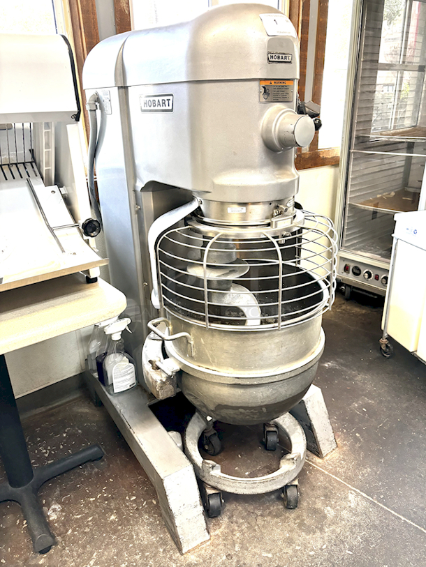 Hobart H600T 60 Qt. 4 Speed Planetary Floor Mixer. Tested. In Proper Working Order! Equipped With: Gear-Driven Transmission, 15-Min Timer, #12 Attachment Hub, Bowl Lift, Bowl Guard, Dough Whip,Bowl Caddie & 200V, 2HP, 5.8 Amp, 3PH. 
Serial Number: 31-1222-851 - Image 4 of 5