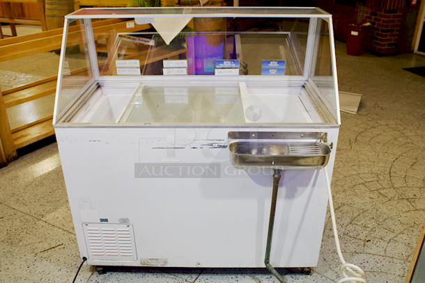 Stajac Industries W-EDC-8 8 Hole Ice Cream Dipping Cabinet With Curved Glass and Dipper Well With Faucet. On Commercial Casters. In Working Order - Image 4 of 5