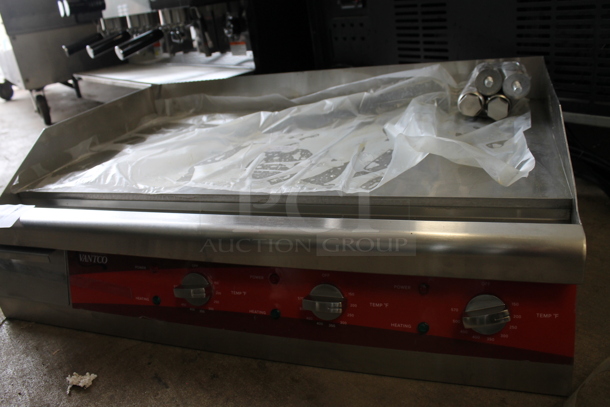 BRAND NEW SCRATCH AND DENT! Avantco 177EG30N Stainless Steel Commercial Countertop Electric Powered Flat Top Griddle. 208/240 Volts, 1 Phase. Tested and Working! - Image 4 of 6