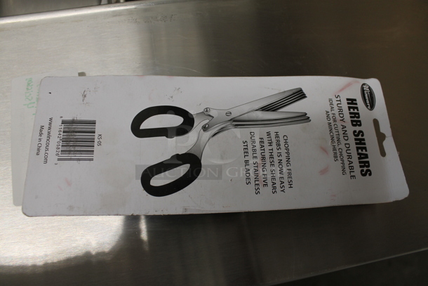 ALL ONE MONEY! Lot of Various BRAND NEW Items Including 9 Rakes and 4 Scissors - Image 6 of 7