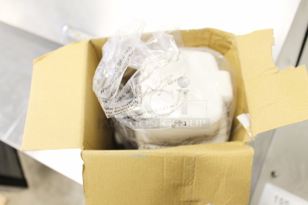 BRAND NEW SCRATCH AND DENT! Winco ICP-9 Manual Ice Crusher.  - Image 2 of 8