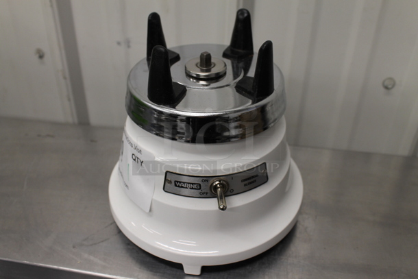 BRAND NEW SCRATCH AND DENT! Waring 51BL32 Metal Commercial Countertop Blender w/ Stainless Steel Mixing Cup. 120 Volts, 1 Phase. Tested and Working! - Image 5 of 9